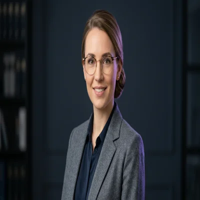 Porträt Sarah Weiß, Redaktion Versicherungsrecht, quadratisches Foto 400×400 px